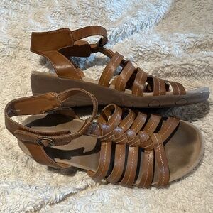 YUU size 9 1/2 Wide LEATHER Comfort Sandals Tan (from Sundance Outlet)